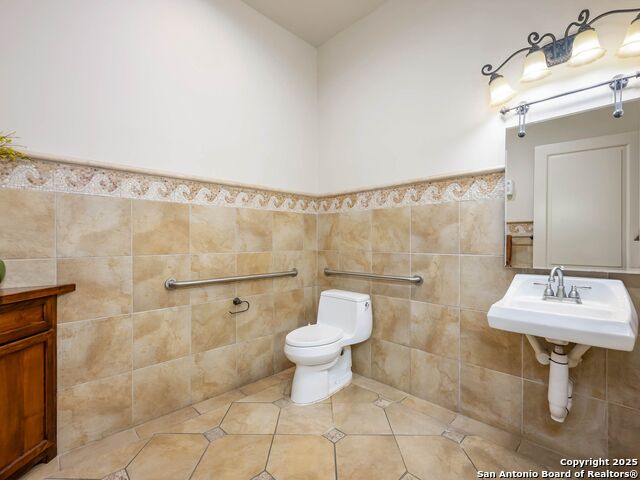 5150 N Loop 1604 Property Photo 34