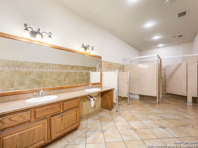 5150 N Loop 1604 Property Photo 41
