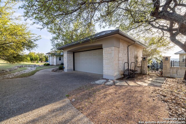 302 Paradise Point Dr Property Photo 3