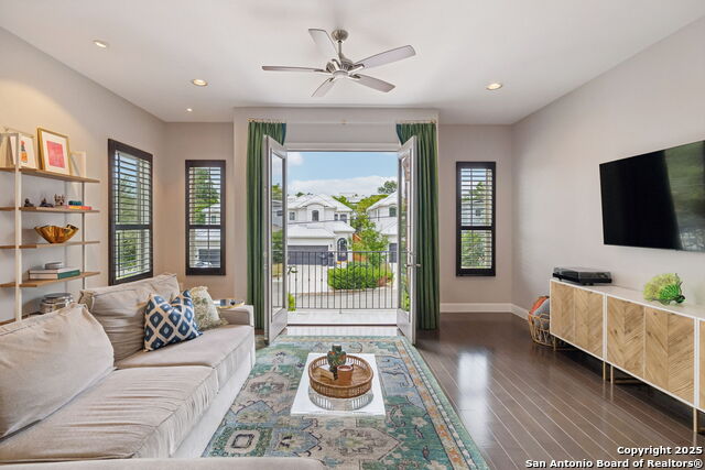 219 E Melrose Dr Property Photo 1