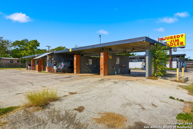 2703 Vance Jackson Property Photo 2