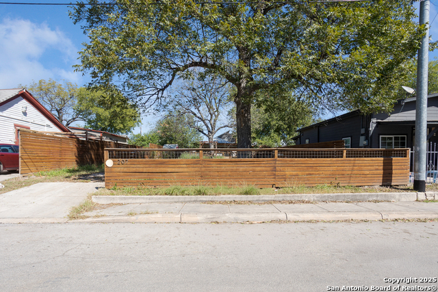 207 Forrest Ave Property Photo 3