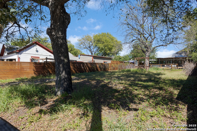 207 Forrest Ave Property Photo 6