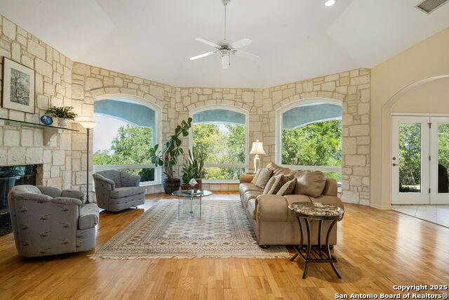 305 Spanish Pass Property Photo 9