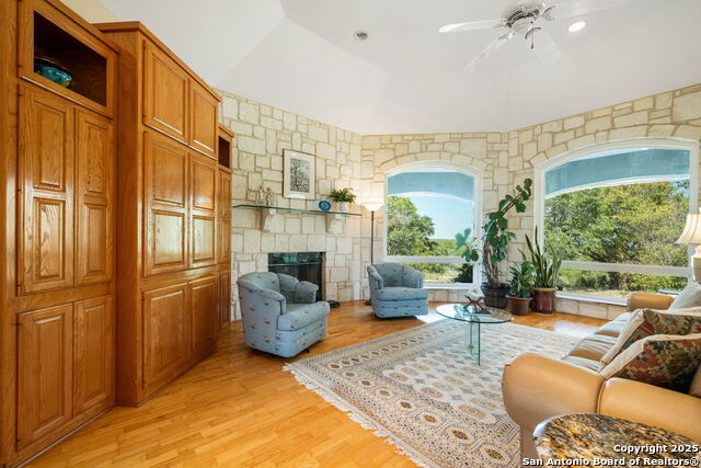 305 Spanish Pass Property Photo 10