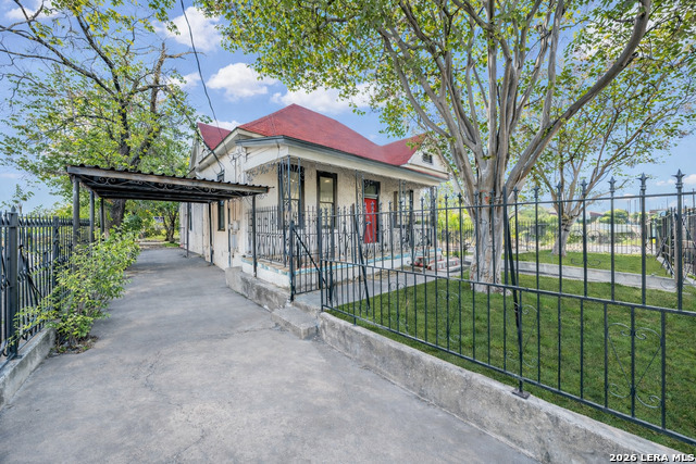 1610 W Commerce Property Photo 4