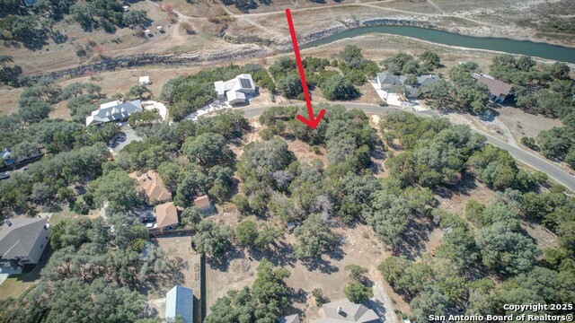 915/935 Five Oaks Property Photo 4