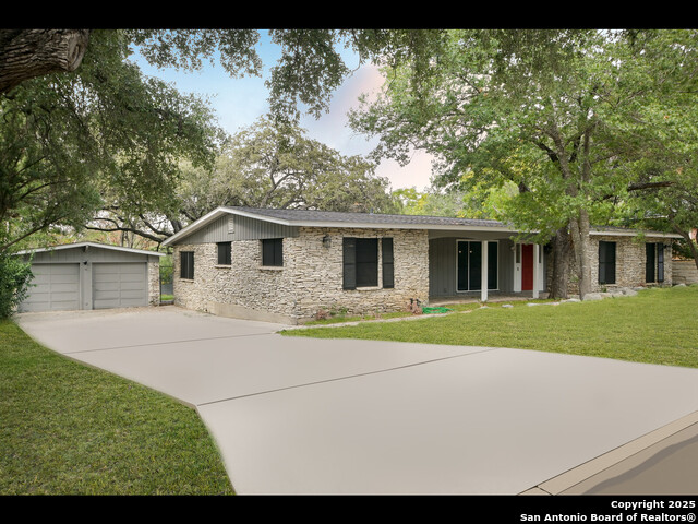 8619 Oak Ledge Property Photo 1