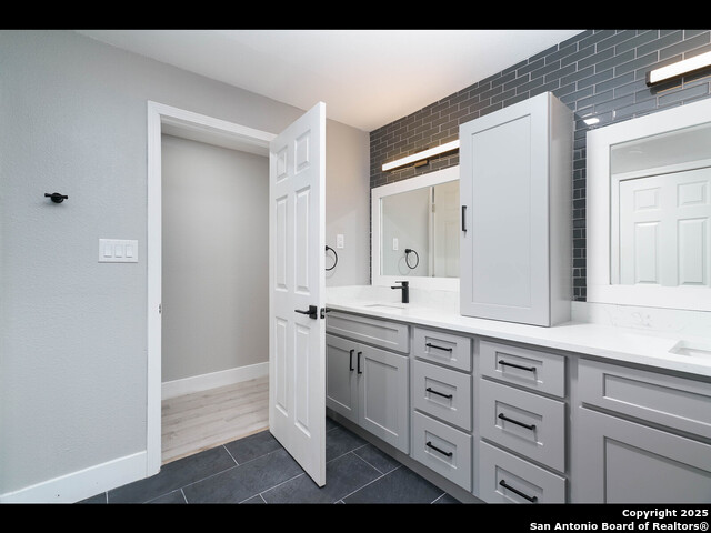 8619 Oak Ledge Property Photo 19
