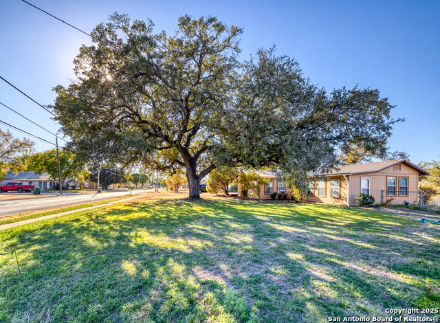 703 E Nueces Property Photo 1