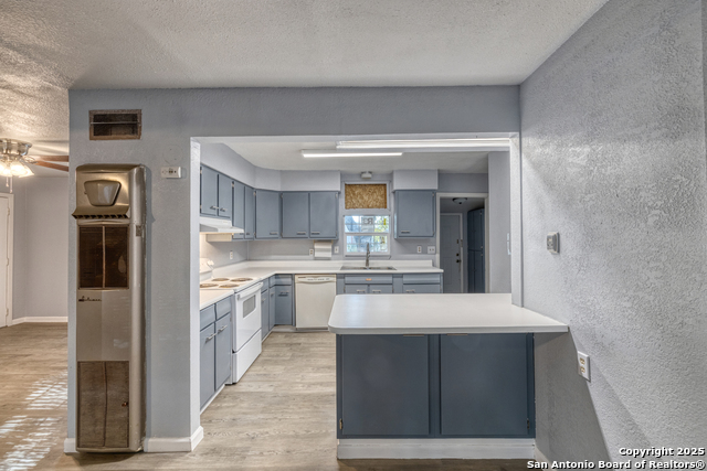 703 E Nueces Property Photo 9