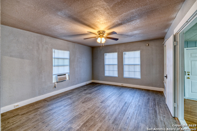 703 E Nueces Property Photo 17