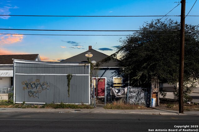 2925 W Commerce St Property Photo 1