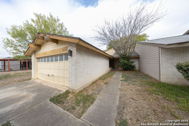 6915 Brecon Property Photo 1