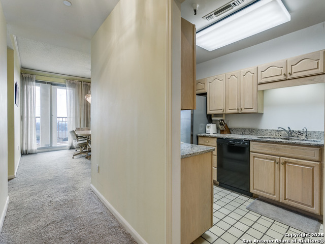 1 Towers Park Ln Property Photo 12