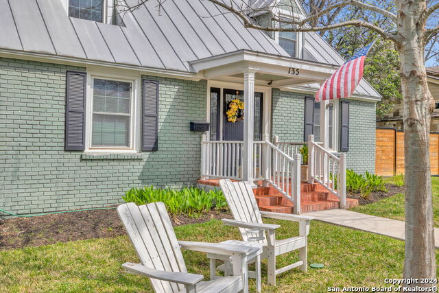 135 Blue Bonnet Blvd Property Photo 3