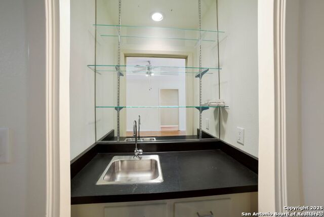 2611 Eisenhauer Rd Property Photo 6