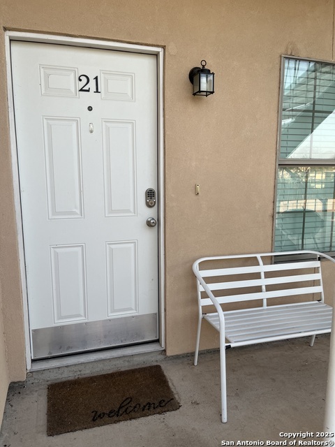 391 S Riverside Dr Property Photo 6