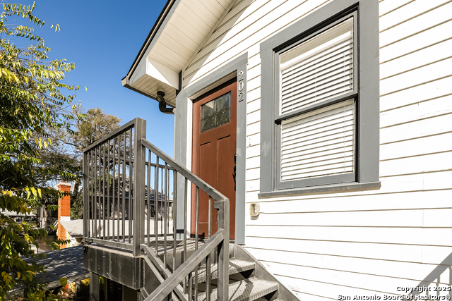 120 E Magnolia Property Photo 14
