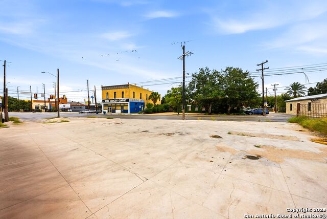 1501 S Flores St Property Photo 15