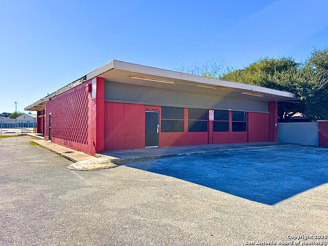 2507 S General Mcmullen Dr Property Photo 2
