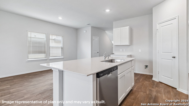 219 Scott Square Property Photo 6