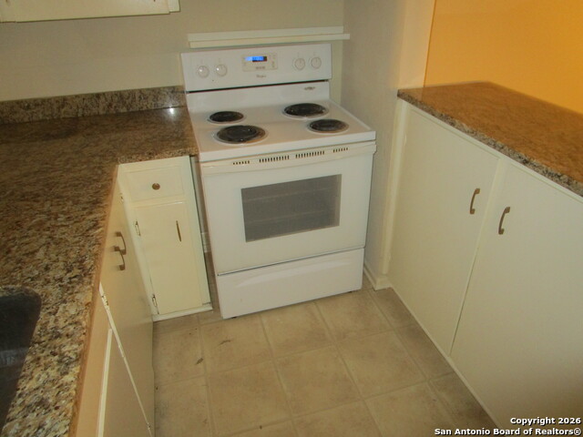 718 W Russell Pl Property Photo 5