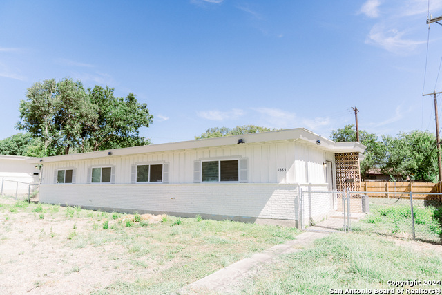 1385 Oblate Dr Property Photo 2