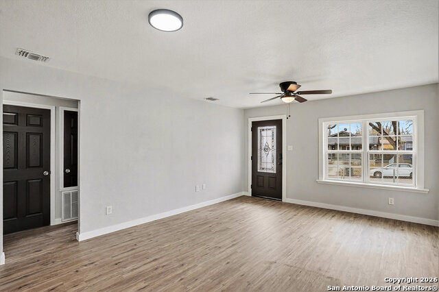 2039 Schley Ave Property Photo 5