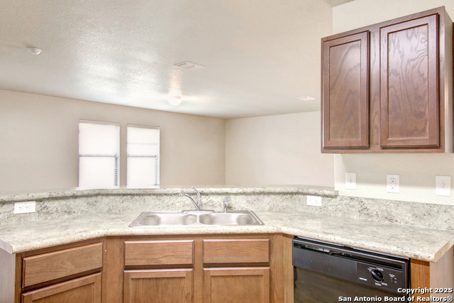 8926 Gerald Ohara Property Photo 5