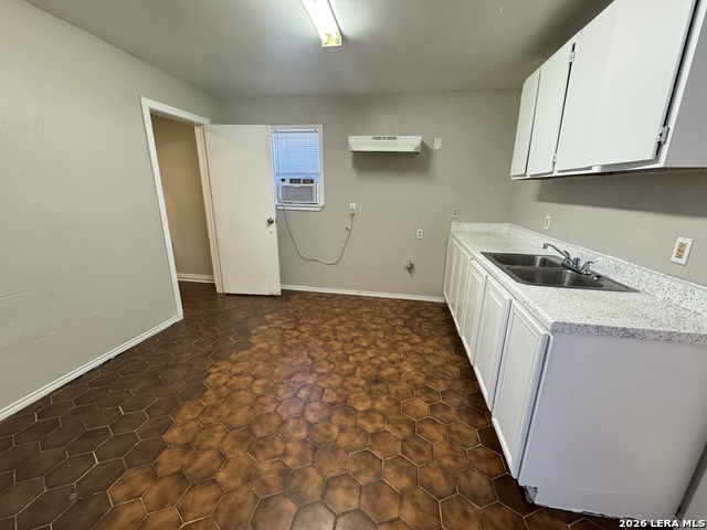 811 S General Mcmullen Property Photo 4