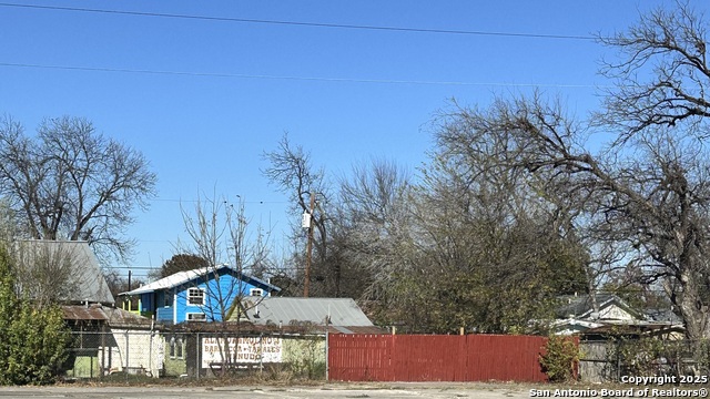 2522 S Hackberry Property Photo 2