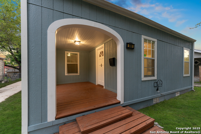 1806 W Mistletoe Ave Property Photo 2