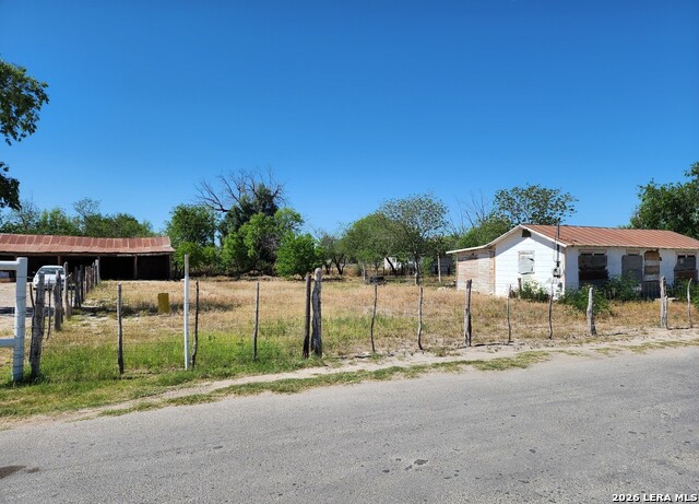 506-600 N Cotulla Property Photo 2