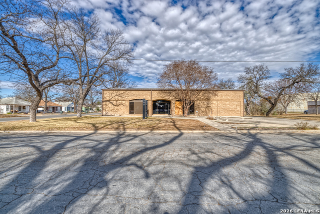 300 E Oak Property Photo 3