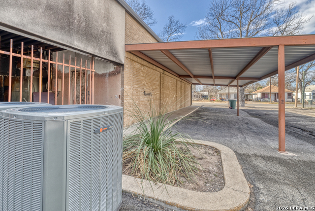 300 E Oak Property Photo 6