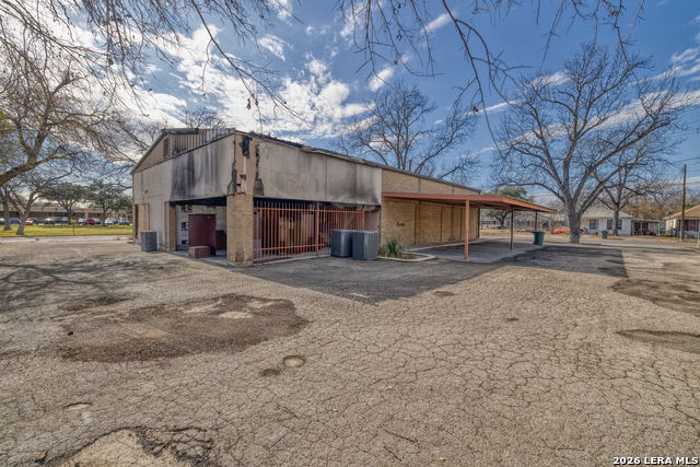 300 E Oak Property Photo 7