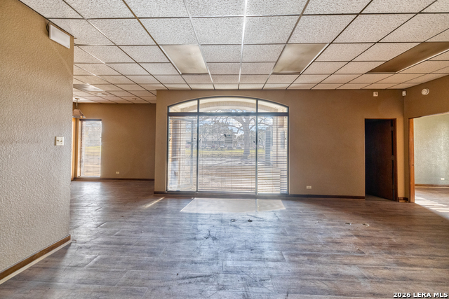300 E Oak Property Photo 11