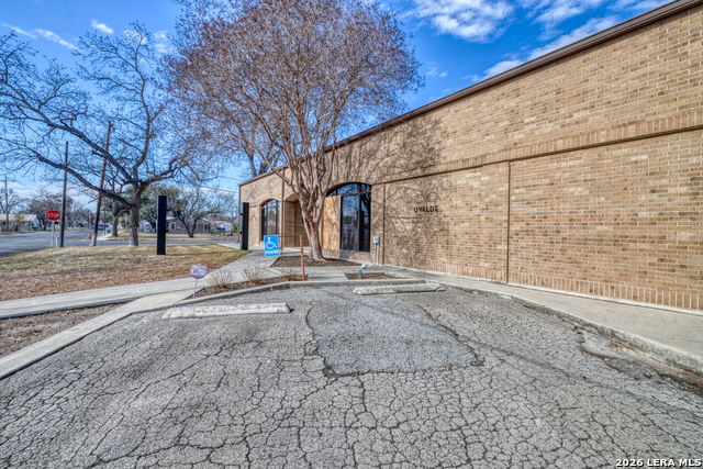 300 E Oak Property Photo 15
