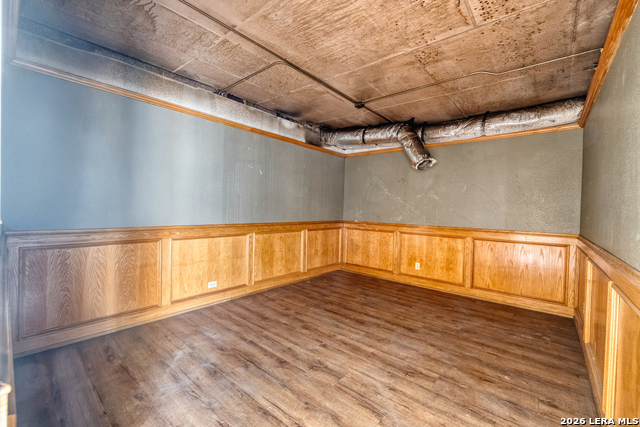 300 E Oak Property Photo 18