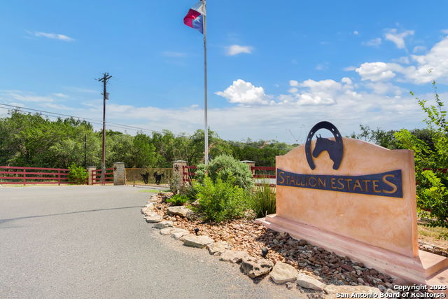 472 Stallion Estates Dr Property Photo 4