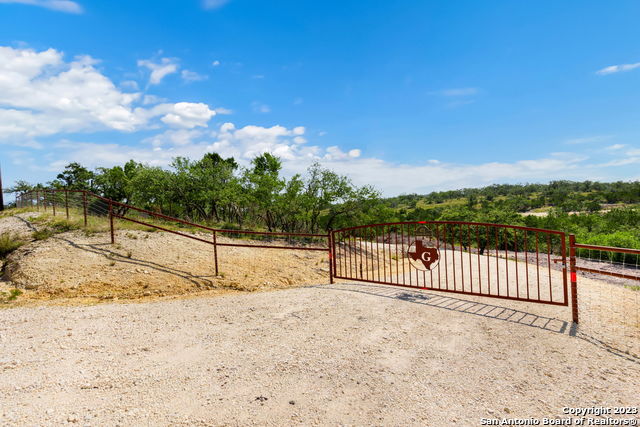 472 Stallion Estates Dr Property Photo 5