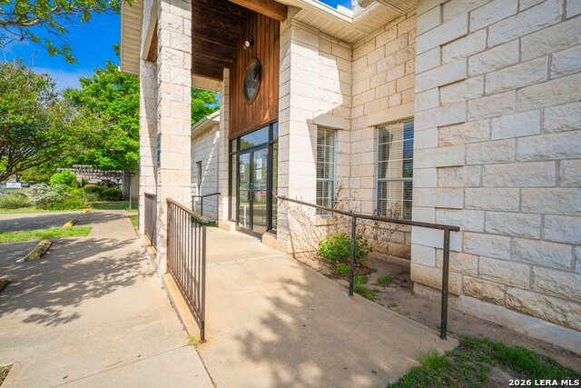 204 W Windcrest Property Photo 6