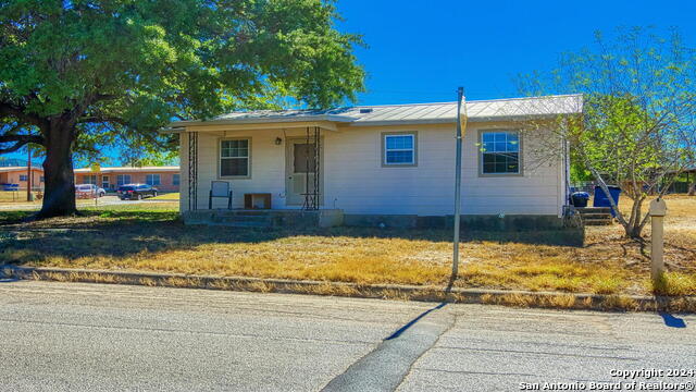 910 Plum St Property Photo 4