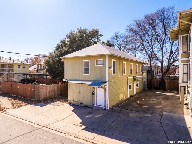 124 E Ashby Pl Property Photo 3