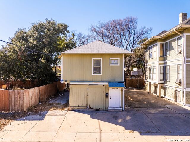 124 E Ashby Pl Property Photo 4