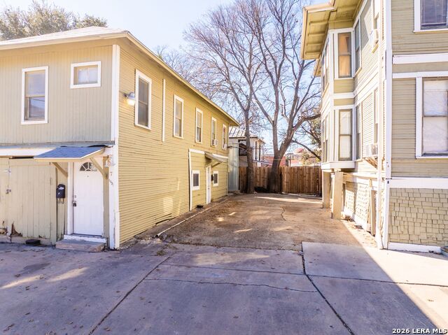 124 E Ashby Pl Property Photo 5