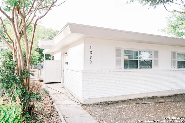 1379 Oblate Dr Property Photo 5