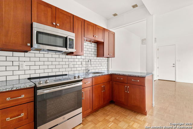 7707 Broadway Property Photo 4