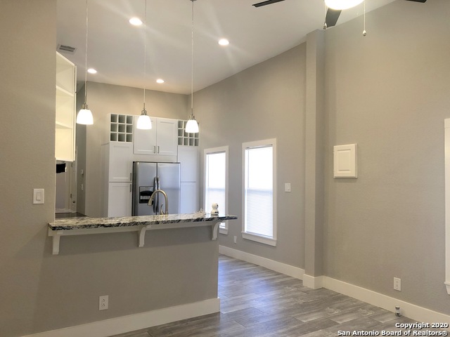 603 Devine St Property Photo 5